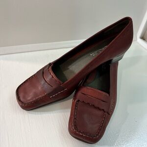 Aerosoles Classic leather Loafers with kitten heel